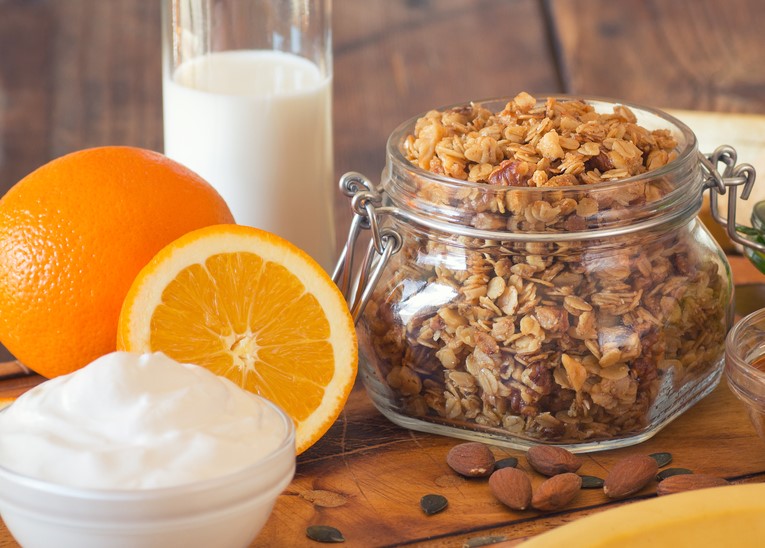 Jogurt naturalny z pomarańczą, żurawiną i otrębami (bez laktozy)